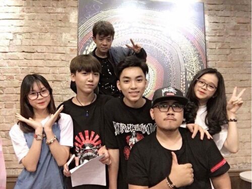 Vinh Gấu từng nổi lên là người sáng lập và quản lý cho nhóm hot teen Hà Thành đình đám 1 thời. Tuy nhiên sự nổi tiếng cũng đi kèm với nhiều áp lực vô hình